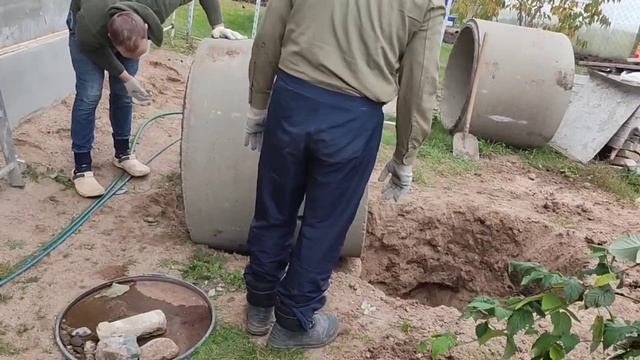 Строим дом. Часть 758. Установка кольца в песчаном грунте вручную смотреть онлайн