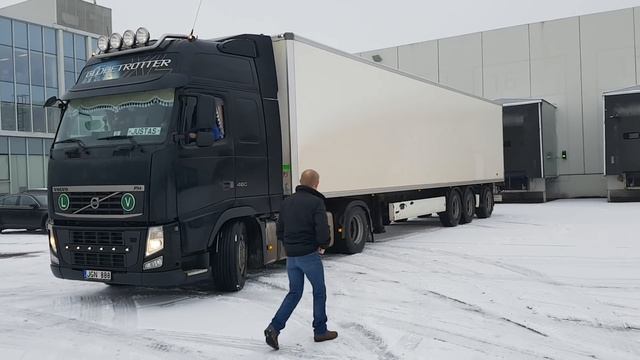 Полуприцеп рефрижератор с поворотной осью, маневрирование смотреть онлайн