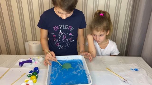 Рисование красками на воде для детей Лера и Алиса  и Эбру. Первый опыт