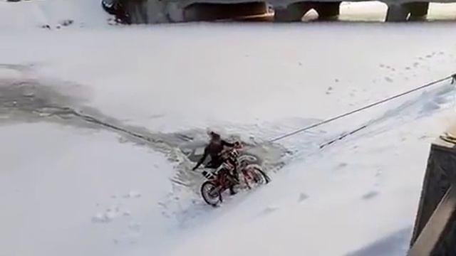 Спасение байка из реки Харьков (29.01.2017). видео2 смотреть онлайн