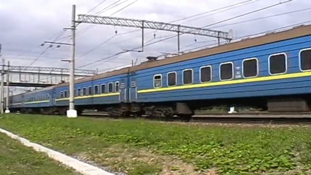 Тепловоз ТЭП70-0122 с поездом Санкт-Петербург — Киев смотреть онлайн