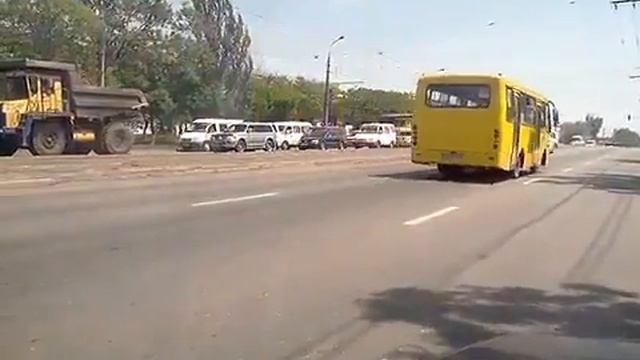 Искусственно созданная пробка в Мариуполе 20.05.2014 смотреть онлайн