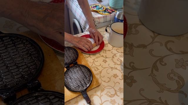 Вафельные трубочки. Рецепт из инструкции к советской вафельнице. #вафельныетрубочки #вафли смотреть онлайн