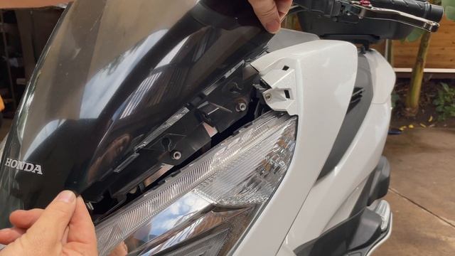 Honda PCX Windshield Removal / Installation | Mitch's Scooter Stuff смотреть онлайн