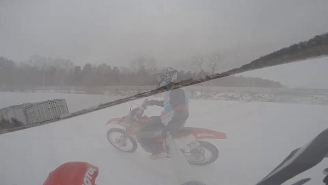 Мототренировка на шипах по льду озера смотреть онлайн