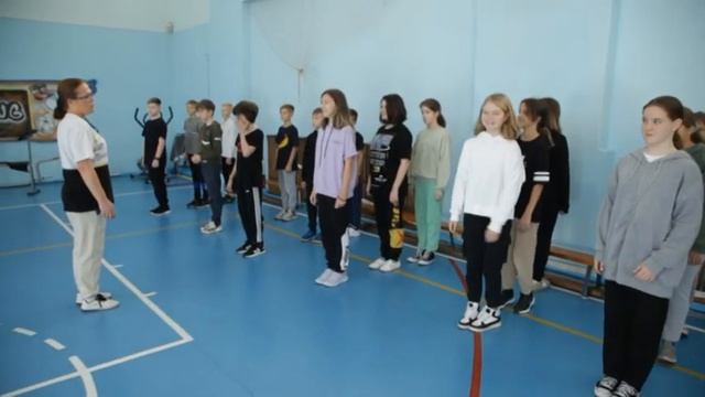Урок физической культуры в 6 классе по теме: "Баскетбол: обучение ловли и передачи" смотреть онлайн
