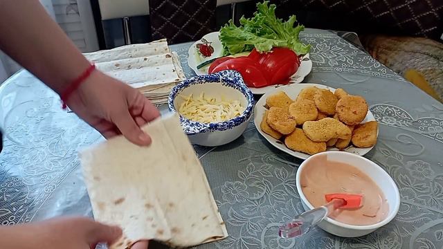 Ролл с нагетсами