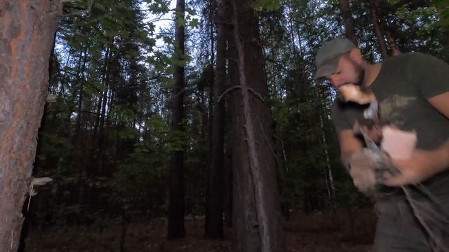 СТРОЮ ЗЕМЛЯНКУ ОДНИМ НОЖОМ | ВЫЖИВАНИЕ С КОМФОРТОМ | УКРЫТИЕ ДЛЯ НОЧЕВКИ В ЛЕСУ | МОЖНО ЖИТЬ смотреть онлайн