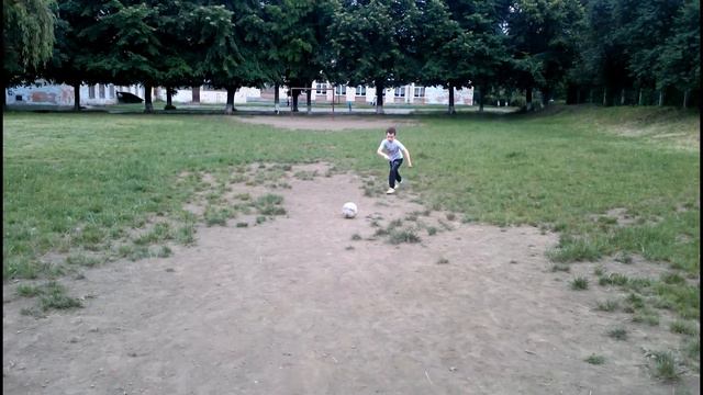 Точный удар - попал мячом точно в смартфон смотреть онлайн