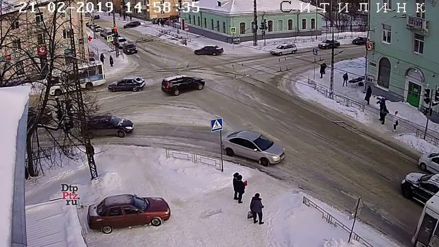 Нарушил ли водитель ПДД? смотреть онлайн