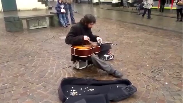 Уличный музыкант ► ПОТРЯСАЮЩАЯ ИМПРОВИЗАЦИЯ НА ГИТАРЕ смотреть онлайн