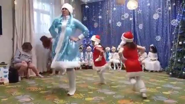 танец "Снегурочки "в детском саду.Новый год!!! (детский сад "Киндерли" г.Бишкек) смотреть онлайн