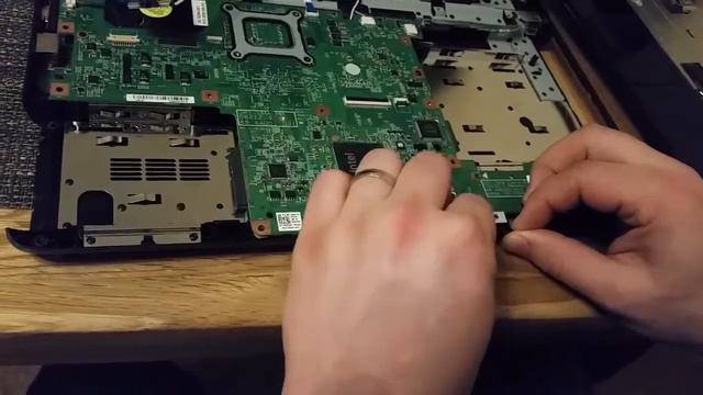 How to Assemble Dell Inspiron 1545 Laptop Part 2 смотреть онлайн