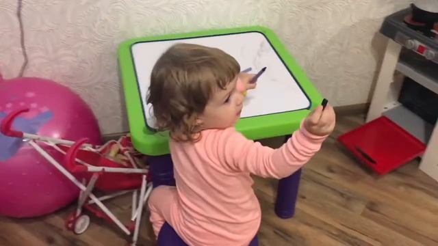 Crayola. Стол и стульчики. Игрушка. Обзор. Рисуем на столе смотреть онлайн