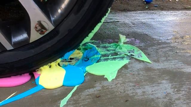 АСМР: Машина давит хрустящие и мягкие предметы своей машиной смотреть онлайн