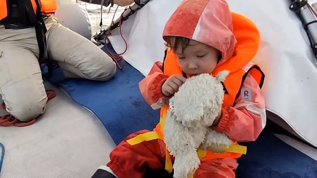 095 С маленьким ребёнком на борту или трое в лодке, не считая медведя//With the little child onboar смотреть онлайн