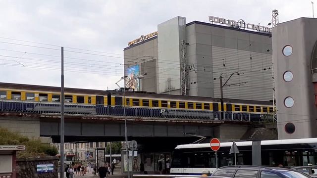 Электричка на мосту, трамвай под мостом. Рига. смотреть онлайн