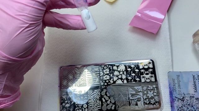 Дизайн ногтей: ананасовый стемпинг с помощью разноцветной фольги и лаков смотреть онлайн