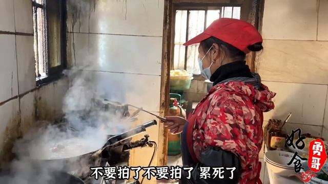 济南美女自创稀有小吃，6元一个塞二两肠，一天300斤不够卖月入过万！【好食勇哥】 смотреть онлайн