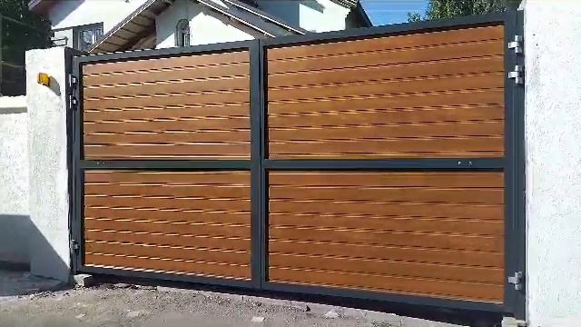 Автоматические распашные ворота Алютех, антрацит + дизайн "под дерево" смотреть онлайн