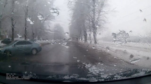 Вот почему нужно счищать снег и лёд с крыши смотреть онлайн