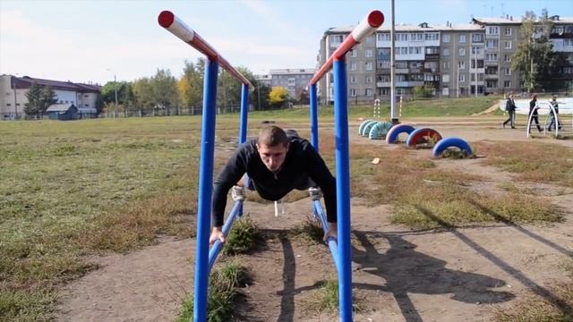 КАЧАЕМСЯ НА ТУРНИКАХ: грудные мышцы смотреть онлайн