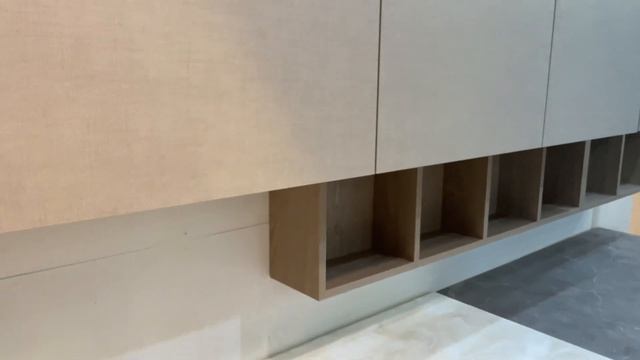 Кухня ТОП с варочной панелью в уровень со столешницей, с матовыми фасадами и интегрированной мойкой смотреть онлайн