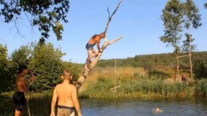 Река Челновая. Мужик решил удивить молодёжь .