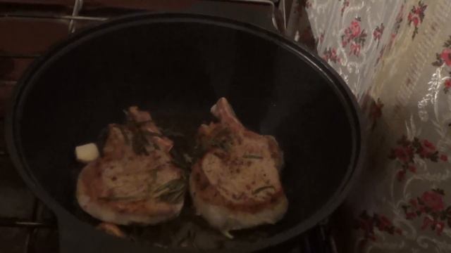 Как вкусно пожарить свиную корейку с чесноком и розмарином. смотреть онлайн