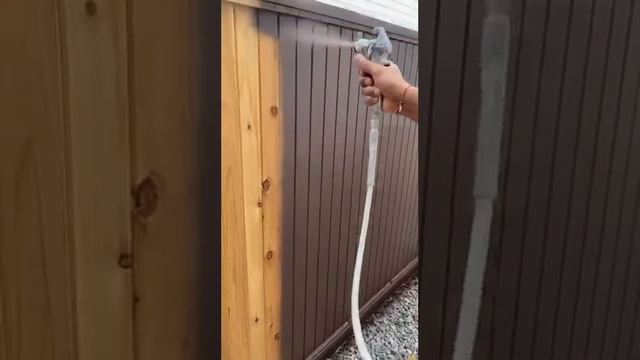 Безвоздушная покраска деревянного забора с помощью поршневого окрасочного аппарата и краскопульта смотреть онлайн