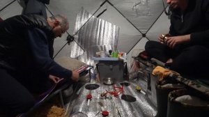 Пробурил лунку и ловил в ней двое суток  РЫБАЛКА С НОЧЁВКОЙ в палатке с печкой зимой!Зимняя рыбалка