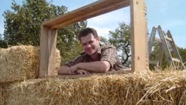 Bau eines einfachen lasttragenden Strohballenhauses смотреть онлайн