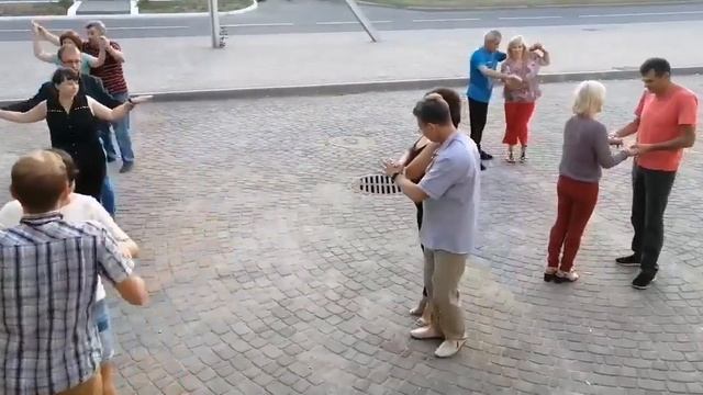 Череповчане летними вечерами танцуют бачату на новой набережной и недалеко от музея Верещагиных смотреть онлайн