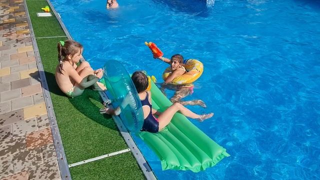 Ника и Эмилия резвятся в бассейне! смотреть онлайн