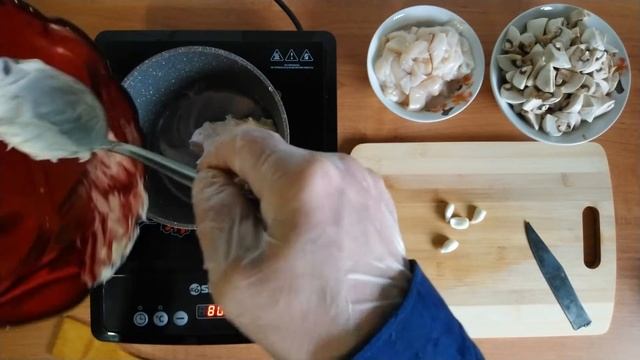 Кальмары тушеные с грибами в сметане. Squid with mushrooms. смотреть онлайн