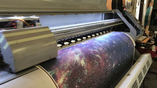 Печать фотообоев Звёздное небо методом экосольвентной печати смотреть онлайн