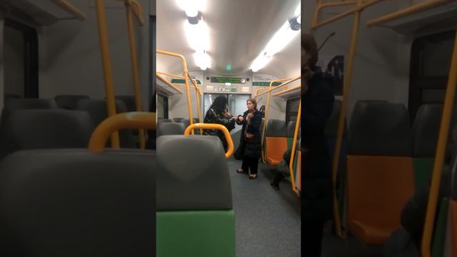 Девчонки в МЦД играют на скрипках смотреть онлайн