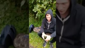 На  что готов мужик ради 300 рублей.