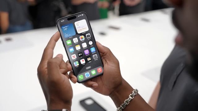 iPhone 15 Pro Hands-On with NEW Features! смотреть онлайн