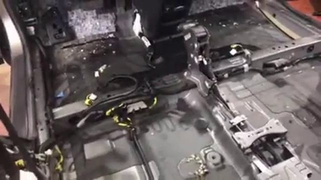 Шума в салоне Хонда СРВ явно не занимать, ведь заводская звукоизоляция совсем не выглядит серьезно смотреть онлайн