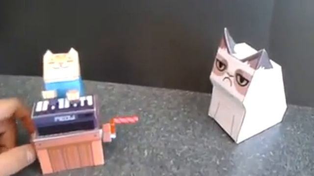 Keyboard cat meets Grumpy cat - Papercraft! смотреть онлайн