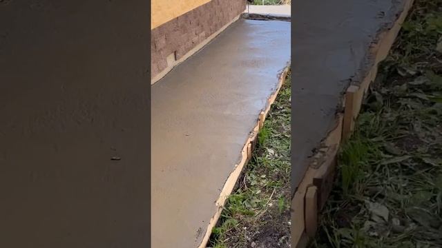 Забетонировали отмостку 70 м2 за день #shortvideo #youtube #бетонирование