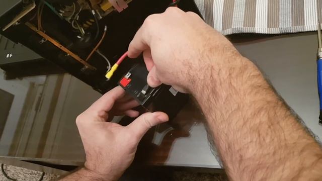 Replace Battery on EATON Ellipse ECO 800 смотреть онлайн
