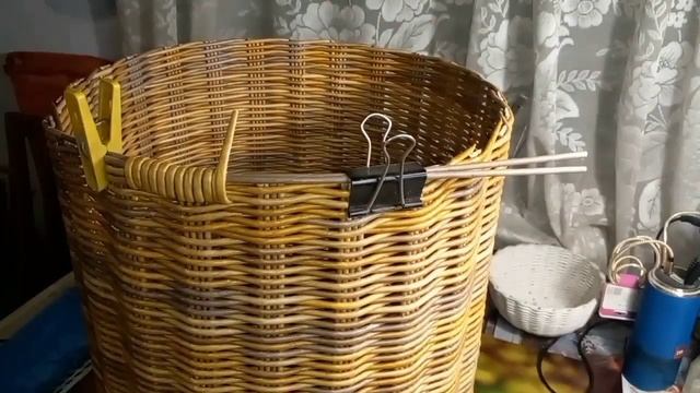 МК.?Кашпо (для бутыля с водой) из газетный трубочек смотреть онлайн