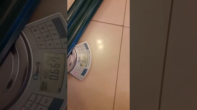 Сравнение двух планок штакетника. Зеленый куплен в крупном сетевом строительном магазине. смотреть онлайн