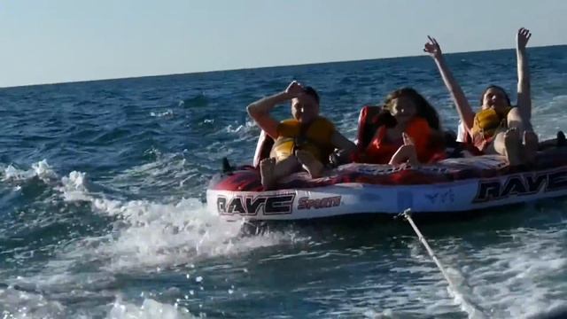 Покатались на трехместном надувном аттракционе Airhead на море Надувной аттракцион Airhead Влог смотреть онлайн