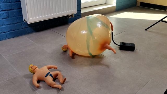 НИКОГДА НЕ НАКАЧИВАЙ Стретч Армстронга ДО МАКСИМАЛЬНОГО РАЗМЕРА! смотреть онлайн