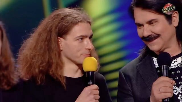 Он влюбился или в туалет хочет? Угар прикол порвали зал смотреть онлайн