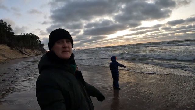 СТАЛДЗЕНЕ (возле г.Вентспилс), ЛАТВИЯ - ЗАКАТ НА МОРЕ в ШТОРМОВОЙ ВЕТЕР - 11.02.2023 смотреть онлайн