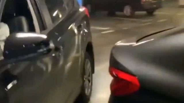 Две девушки на парковке. Прикол УГАР РЖАКА Юмор Смех до слёз смотреть онлайн